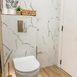 1br In A Brand-new Modern Complex Close To Centre