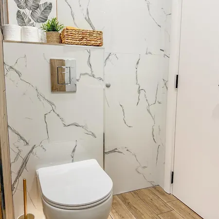 1br In A Brand-new Modern Complex Close To Centre